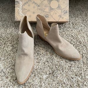 Free People Charm Double V- Cutout Chelsea Boots, Camel Suede NIB $148